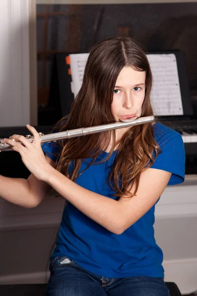Giovane musicista con flauto — Foto Stock