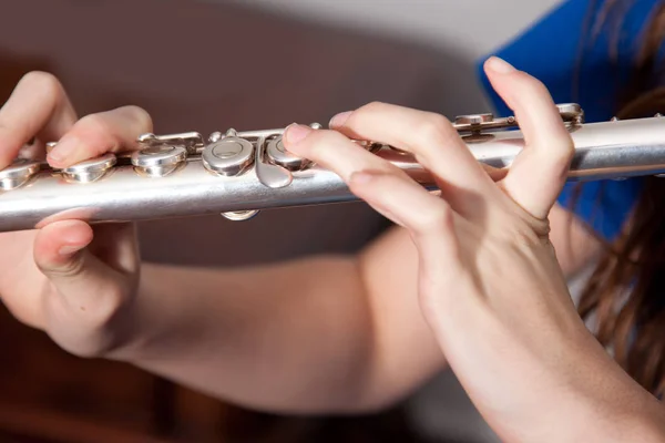 Dedos na flauta — Fotografia de Stock