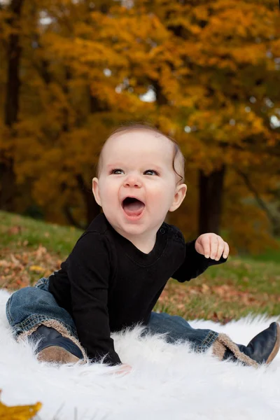 Bonito bebê sorridente — Fotografia de Stock
