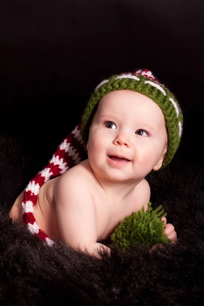 Recém-nascido no chapéu engraçado — Fotografia de Stock