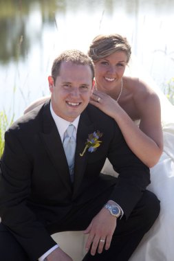 lakeside yeni evliler gülümseyen 