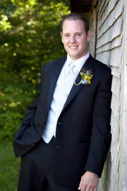 Kırmızı saçlı damat gülümseyen 