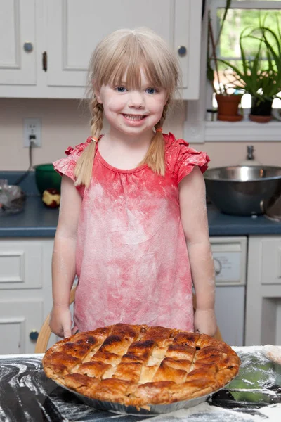 Дівчина зі свіжим запеченим пирогом — стокове фото