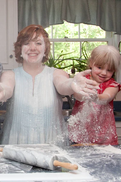 Madre hija jugando en cocina —  Fotos de Stock