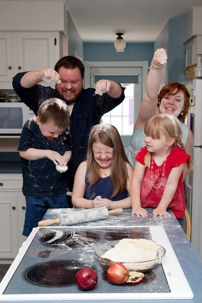 Семейная борьба за еду на кухне — стоковое фото