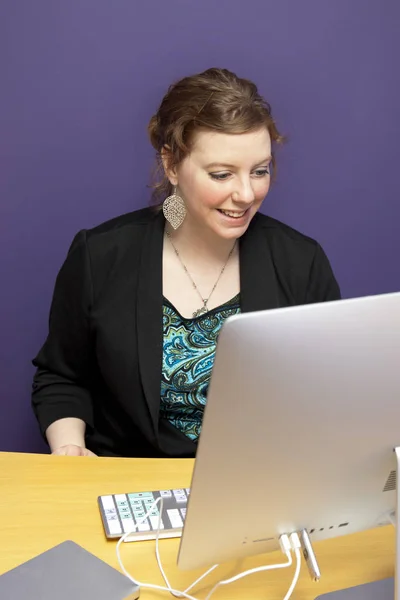 Γυναίκα που εργάζεται στον υπολογιστή — Φωτογραφία Αρχείου