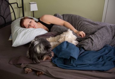 genç kadın köpeklerle uyuyor 