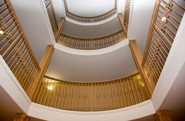 Interior de una escalera del vestíbulo — Foto de Stock