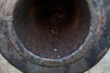 bir top varil aşağı bakıyor