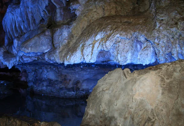 Luz azul dentro de una cueva —  Fotos de Stock
