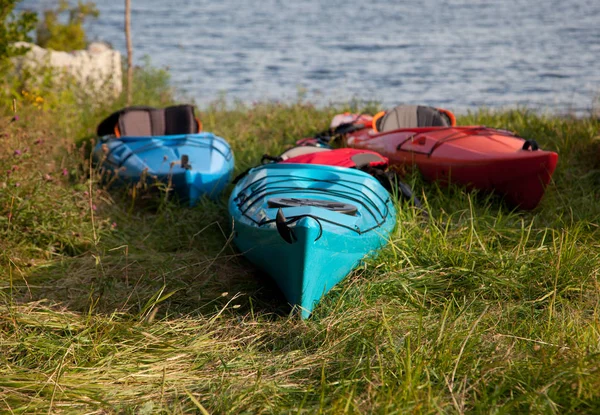 Close up of three kayaks by lake — Stock Photo, Image
