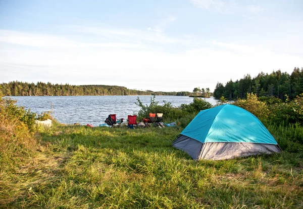 Sommar sjöutsikt med tält — Stockfoto