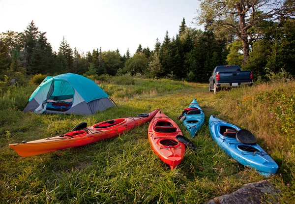 Campsite with kayaks, truck and tent — Stock Photo, Image