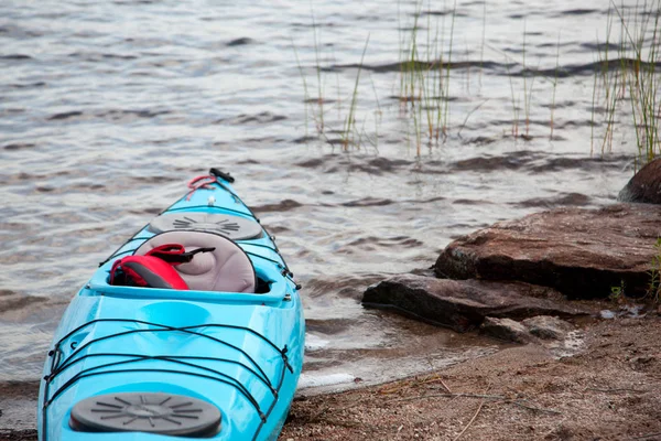 Blå kajak i sjön — Stockfoto