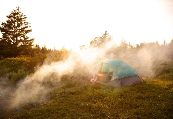 Дым или туман над палаткой — стоковое фото