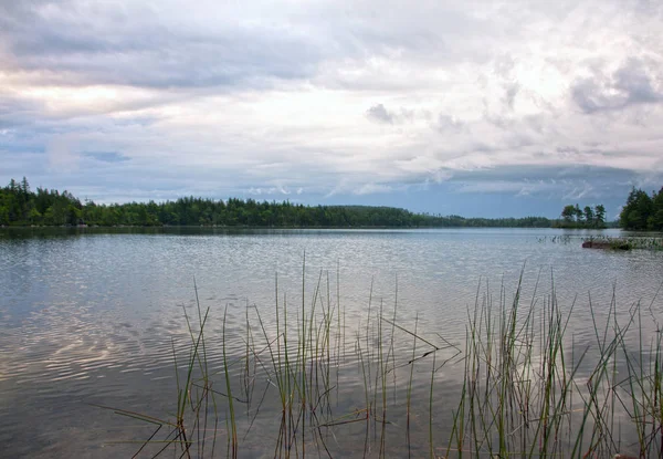 bir göl üzerinde açık bir sabah