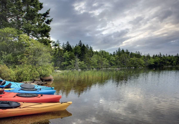 Kayaks au bord d'un lac le matin — Photo