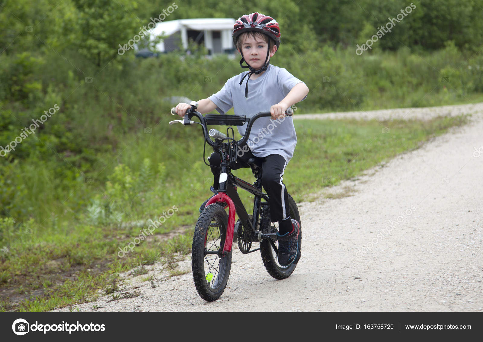 ein kleiner junge auf ein fahrrad