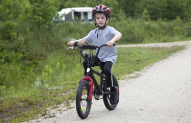 küçük oğlan Bisiklete binme 