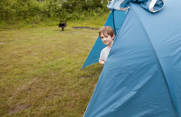 Мальчик прячется внутри палатки — стоковое фото