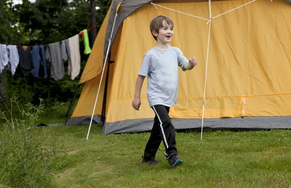 Child at campground by tent — Stock Photo, Image