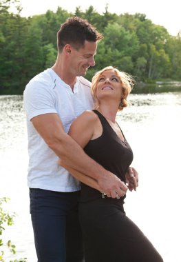 Onu seven eşi bir adam görünüyor 