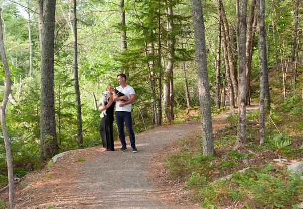 Pareja en el bosque en un camino — Foto de Stock