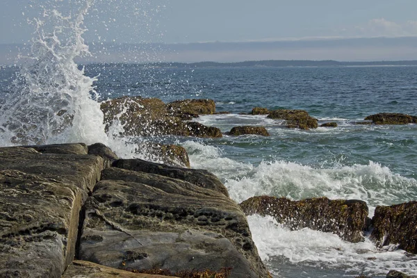 Wasser kracht auf Felsen — Stockfoto