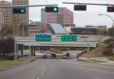 Şehir Merkezi için işaret ve 98 ve 99 Ave, Edmonton tarihinde 1 Ekim 2017