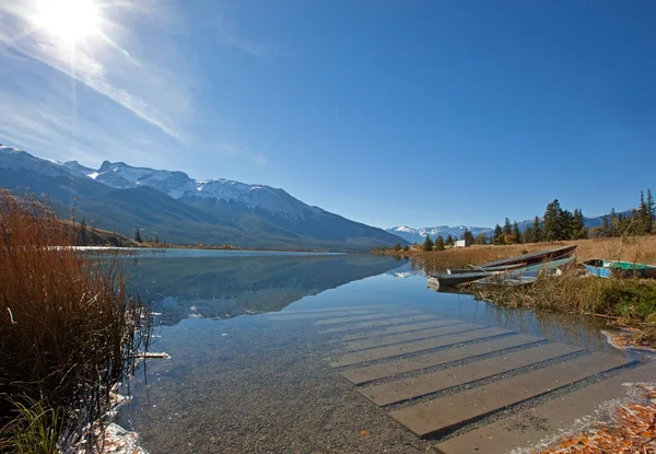 Lancering van de boot door de rocky mountains — Stockfoto