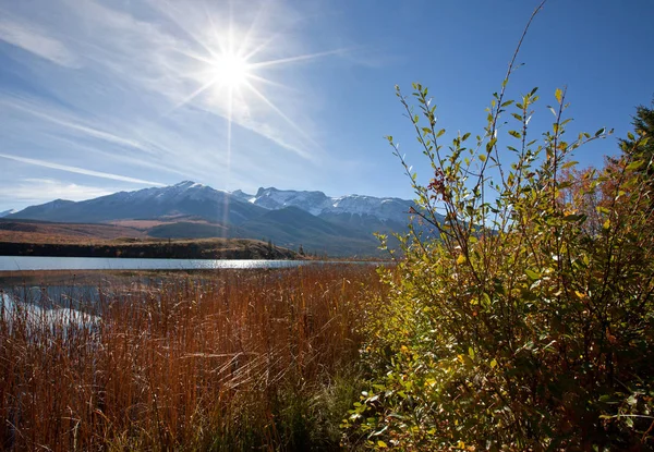 De rocky mountains met de zon schijnt — Stockfoto