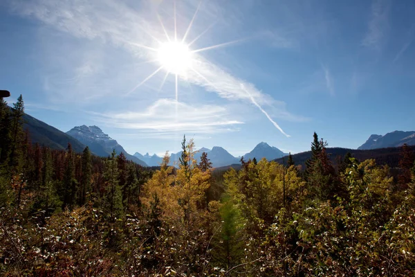 Közepén a nap a nap, a Sziklás-hegység — Stock Fotó