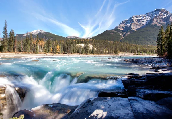ゆっくり流れる滝と山 — ストック写真