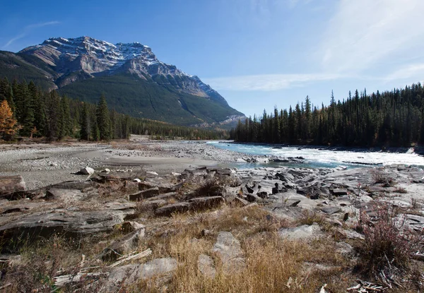 Fluss und Berge — Stockfoto