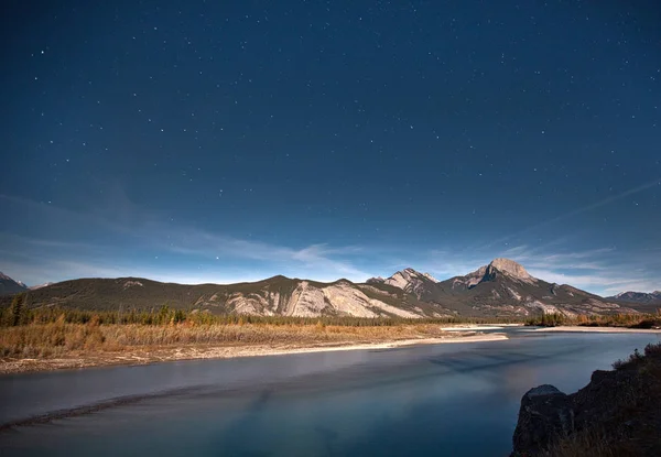 Csillagos éjszakai égbolt és a hegyi — Stock Fotó