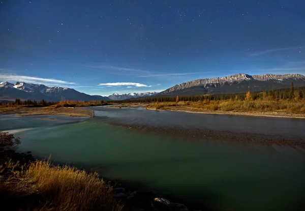 Middernacht hemel met sterren door lake — Stockfoto