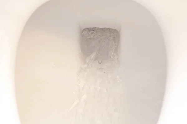 Uderzenia gorąca woda toaletowa — Zdjęcie stockowe