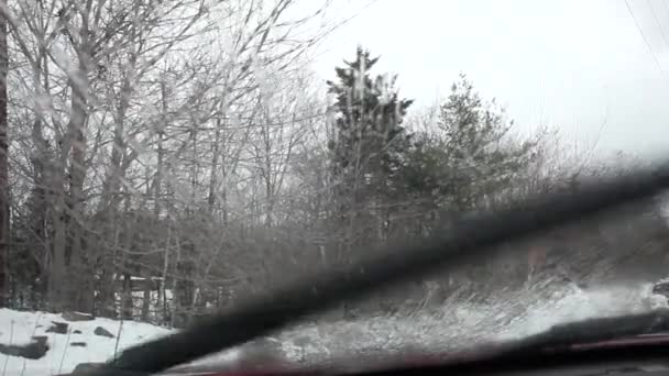  essuie-glaces nettoyage d'un pare-brise sale salé voiture avec nettoyant 