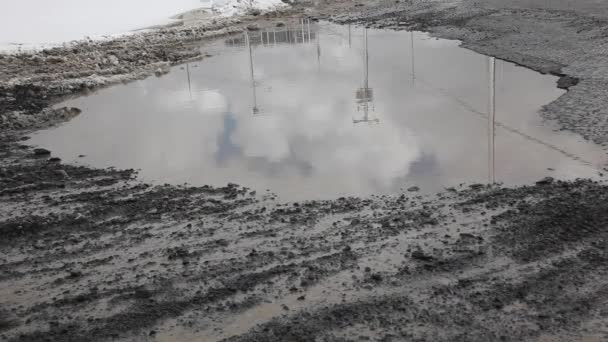 Bache Gigante Lleno Agua Fangosa Refleja Cielo Polo Eléctrico — Vídeo de stock