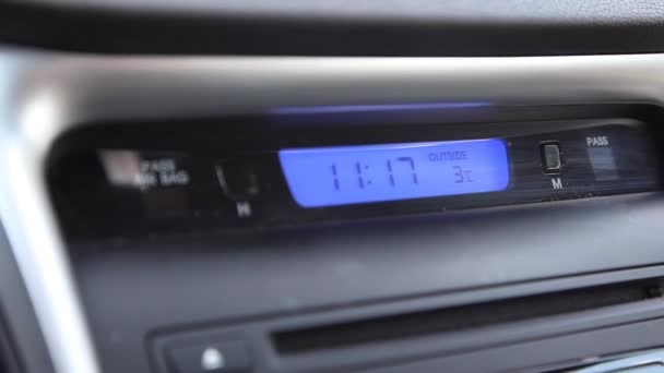 時刻を変更する自動車時計の時間ボタンを押して手のビデオ — ストック動画