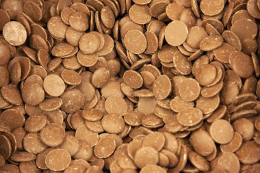 çikolata madalyonları veya düz parçacıklar 