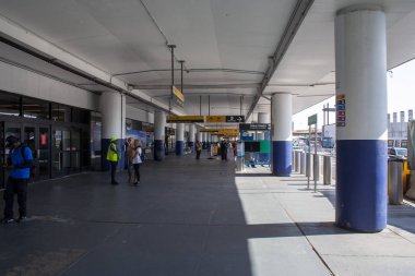 Laguardia havaalanı çıkışı.