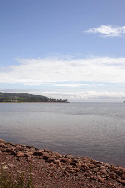 Vista vertical de la costa rocosa de nova scotia — Foto de Stock