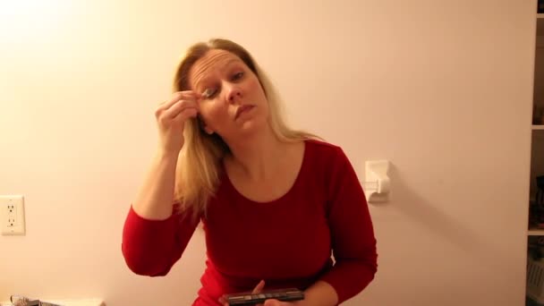 Mujer aplicando sombra de ojos — Vídeo de stock