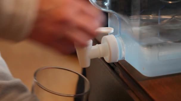 L'eau d'un récipient dans une tasse — Video