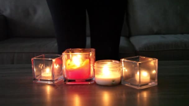 Las velas brillan y luego se apagan — Vídeos de Stock
