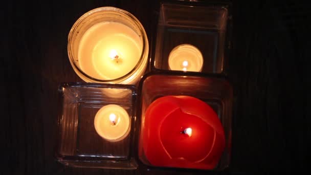 Четыре свечи излучают свет — стоковое видео
