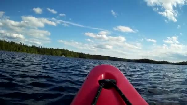 Kayak labourant à travers le lac — Video