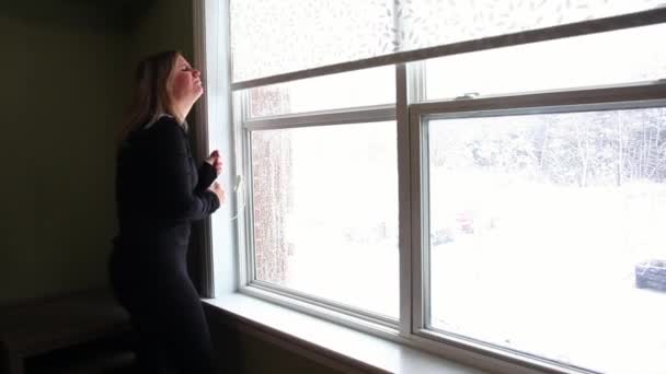 Opening blinds in winter — ストック動画