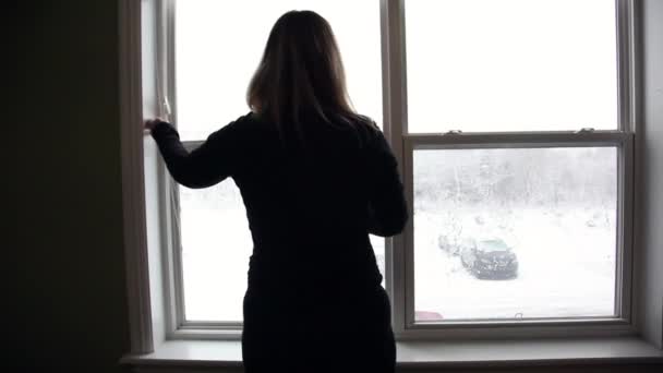 Woman closes blinds on winter — ストック動画